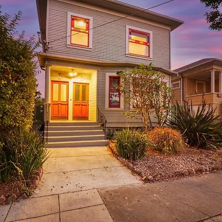 Light Filled Condo 3 Bedrm With Enclosed Sunny Backyard
